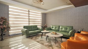 Luxury-Suite, 1 Schlafzimmer, Stadtblick, Eckzimmer | Bettwäsche aus ägyptischer Baumwolle, hochwertige Bettwaren