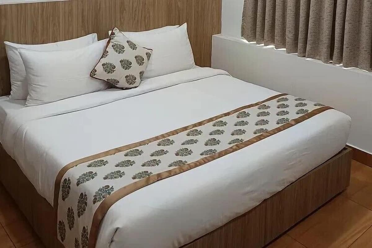 Habitación doble estándar, 1 cama Queen size, vista a la ciudad | 1 habitación, minibar y caja de seguridad en la habitación