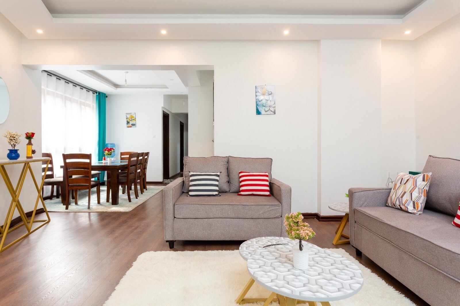 Deluxe Apartment | Ruang tamu | 24 inci sebuah televisyen pintar dengan digital 