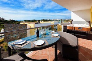 Outdoor dining - Premier nº 47 - Modern Three Bedroom Apartment with Sea Views (Ferragudo)