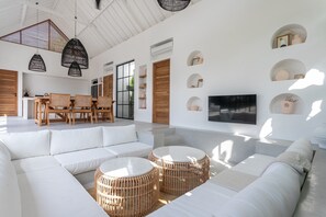 TV, offices - Brand new 3-bedroom villa in Bingin (Kecamatan Kuta Selatan)