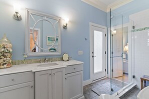 Douche, séchoir à cheveux, serviettes fournies