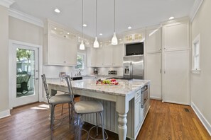 Fridge, microwave, oven, stovetop - Popular location in Atlantic Beach, community pool (Kiawah Island)