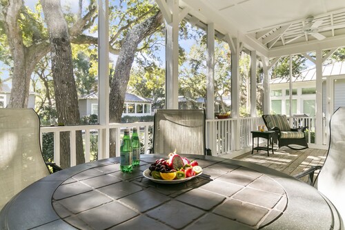 Popular location in Atlantic Beach, community pool