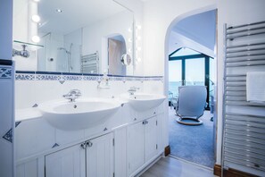Shower, hair dryer, towels - Beachways - 5 Bedroom Holiday Home - Saundersfoot (Saundersfoot)