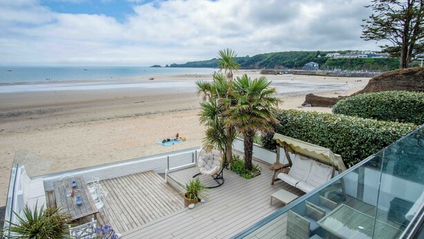 Una terraza con mobiliario exterior y vistas a la playa.