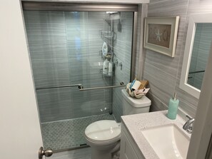 Dusche, Haartrockner, Handtücher, Seife