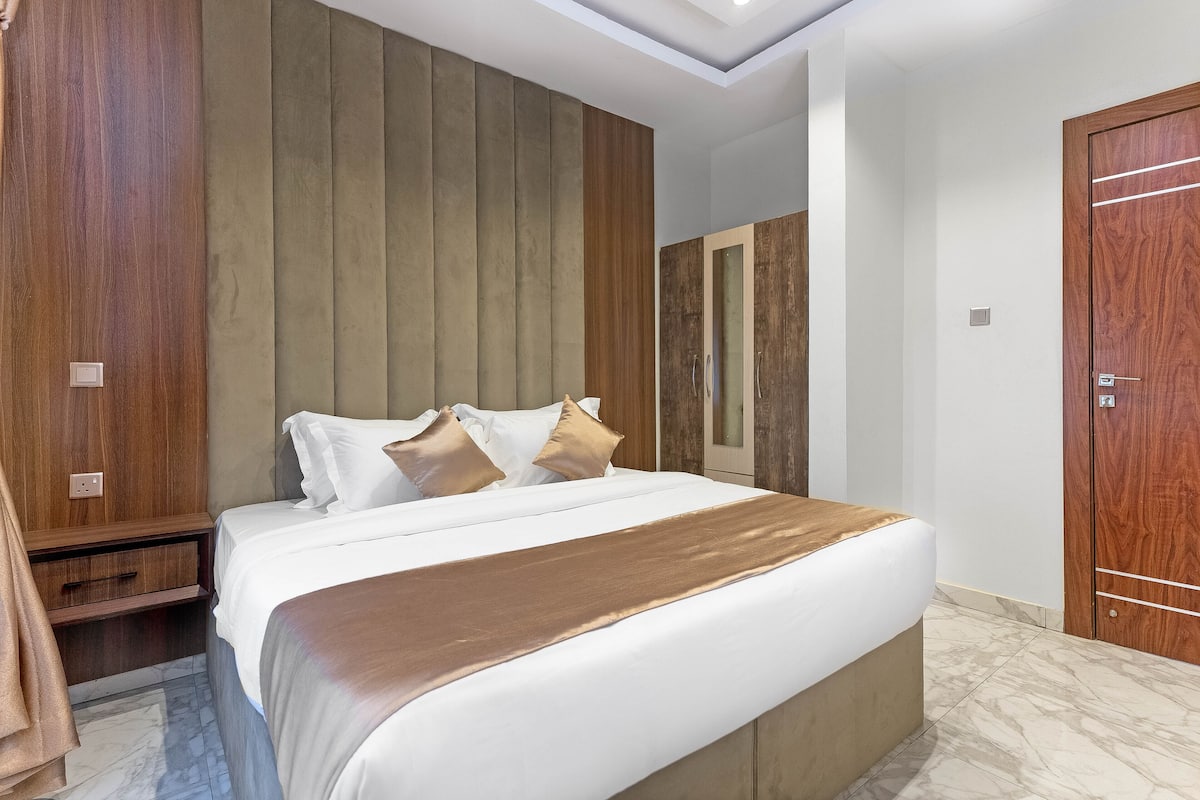 In-room safe, WiFi (free)