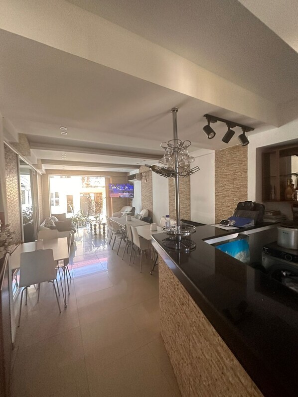 Bar (on property) - Golden Star Turk Oteli (Batumi)