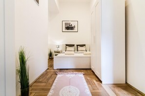 2 bedrooms, iron/ironing board, WiFi