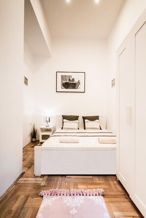 2 bedrooms, iron/ironing board, WiFi