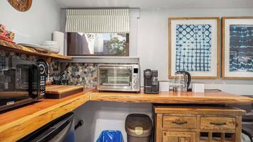 Refrigerador, microondas, horno y cafetera y tetera