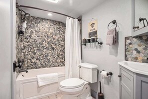 Regadera, secadora de cabello, shampoo 