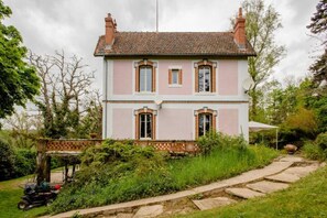 Exterior - 4-star holiday home w/ old world charm, modern amenities & a private heated pool (Chissey-en-Morvan)