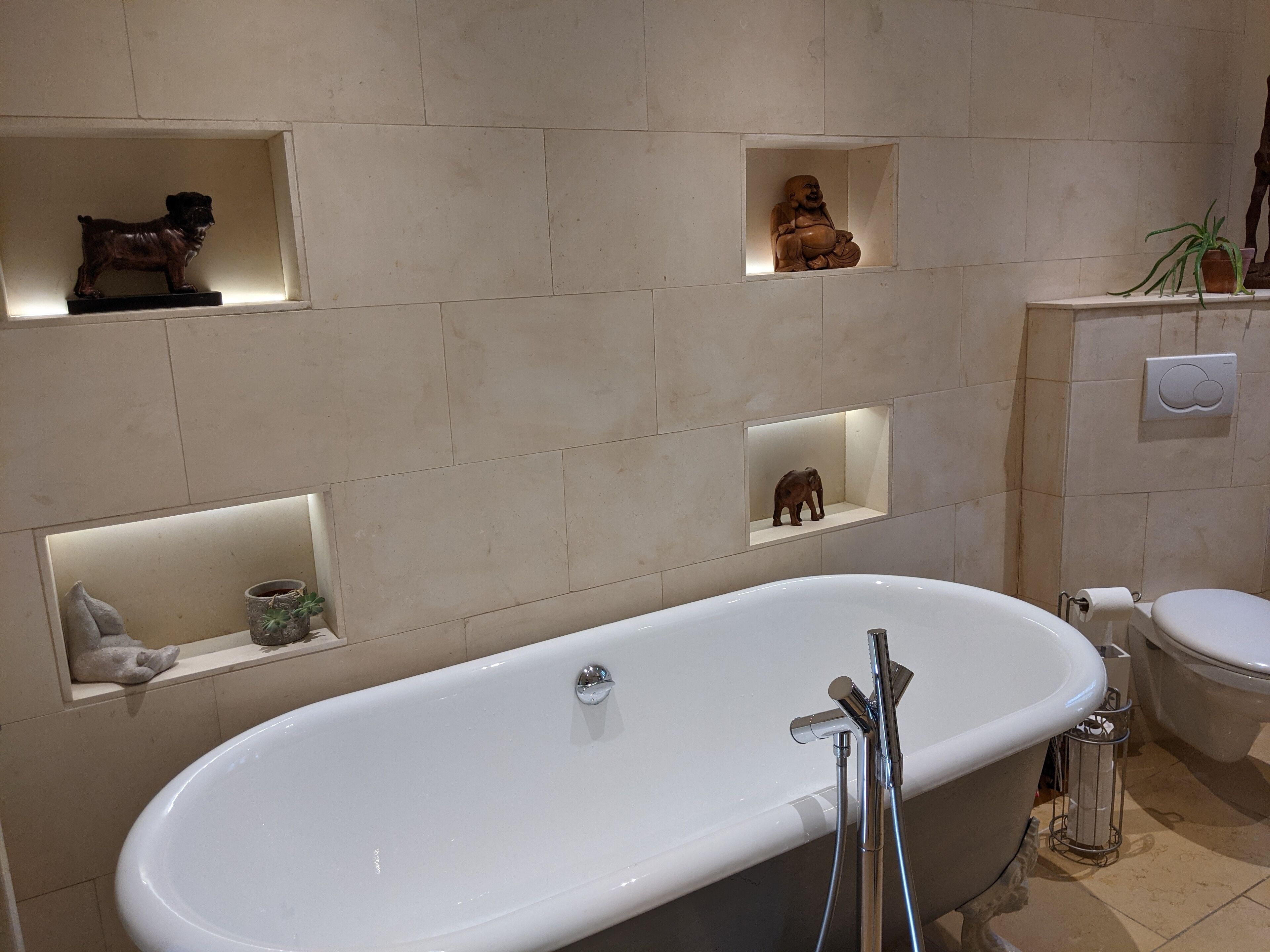 Douche, séchoir à cheveux, serviettes fournies, savon