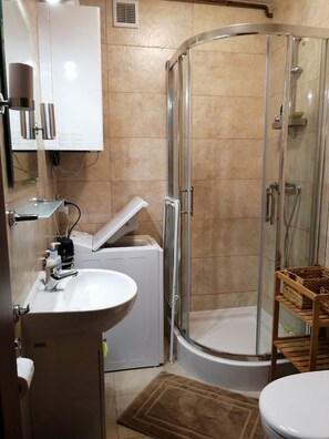 Douche, sèche-cheveux, serviettes fournies, savon