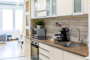 Geladeira, micro-ondas, fogão, cooktop
