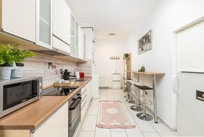 Fridge, microwave, oven, stovetop - Musicians Neighborhood in City Center Budapest (Budapest)