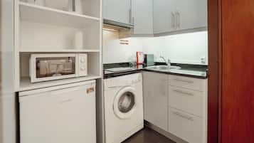 Comfort appartement | Privékeuken | Een koelkast, een magnetron, een broodrooster