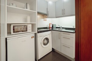 Comfort Apartment | Private kitchen | Fridge, microwave, toaster, cookware/dishes/utensils