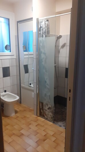 Shower, eco-friendly toiletries, hair dryer, bidet - Appartement RDC De63 m² , 4 Pers à 2 pas des Commerces et Parcs de Loisir (Gap)