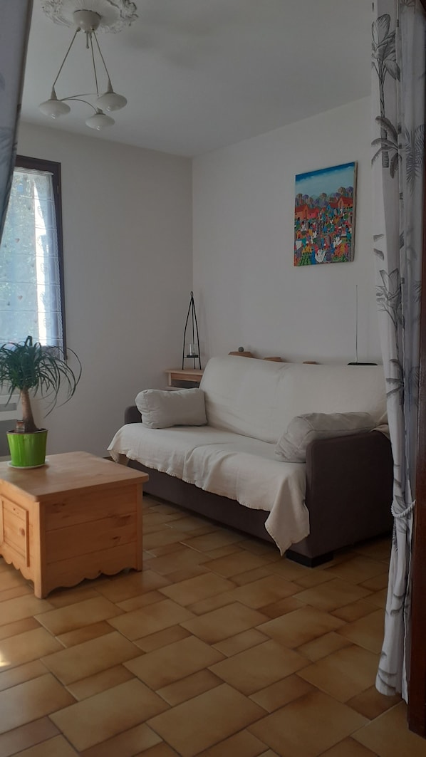 TV connectée, baby-foot, livres