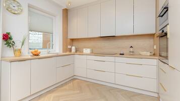 Departamento, 1 habitación, balcón | Cocina privada | Lavavajillas, tetera eléctrica y utensilios de cocina