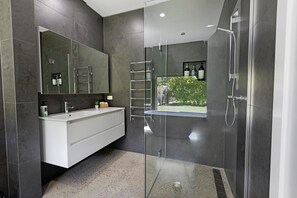 Dusche, Haartrockner, Handtücher