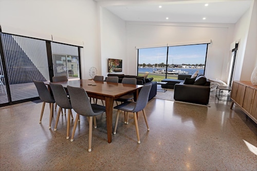 Sunset House - Soak up the sun and enjoy the laid-back lifestyle