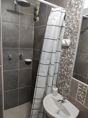 吹风机、毛巾、肥皂、卫生纸