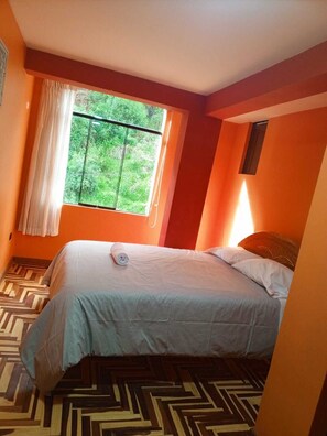 3 多间卧室、办公桌、免费 WiFi、床单