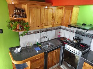 Kjøleskap, mikrobølgeovn, oppvaskmaskin og kaffetrakter/tekoker