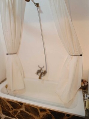 Douche, sèche-cheveux, serviettes fournies, savon
