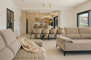 Smart TV - Newly built and very spacious villa with 4 ensuite bedrooms! (Donji Proložac)