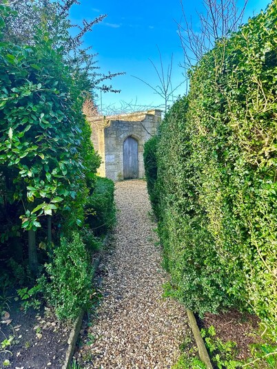 Historic Charm : Perfect For Groups. Hot tub and plenty of parking onsite