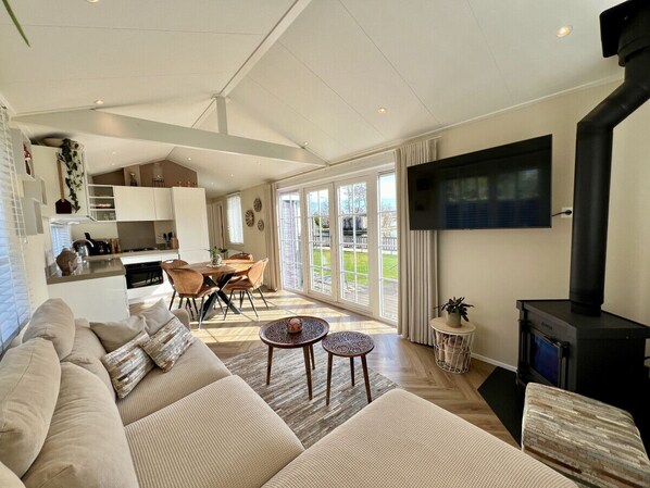 TV, fireplace, stereo - Private Lakeside house with sauna - near Amsterdam (Vinkeveen)