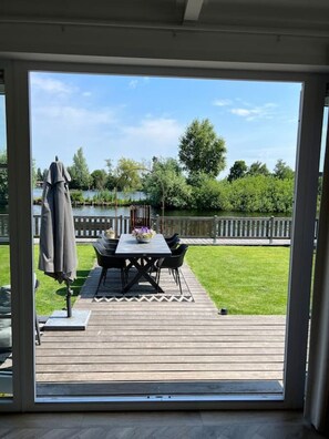 Outdoor dining - Private Lakeside house with sauna - near Amsterdam (Vinkeveen)