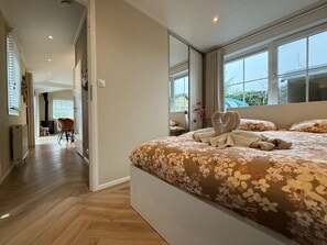 3 bedrooms, desk, free WiFi, bed sheets