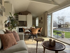 Een televisie, een open haard en een stereo