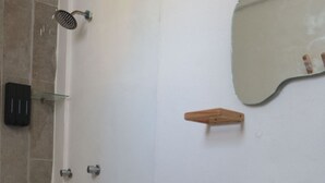 Une salle de bain avec des toilettes, une douche et un lavabo.