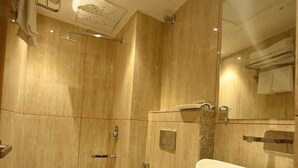 Un baño moderno con un lavamanos grande, ducha e inodoro.