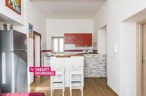 Kühlschrank, Ofen, Wasserkocher mit Kaffee-/Teezubehör, Wasserkocher