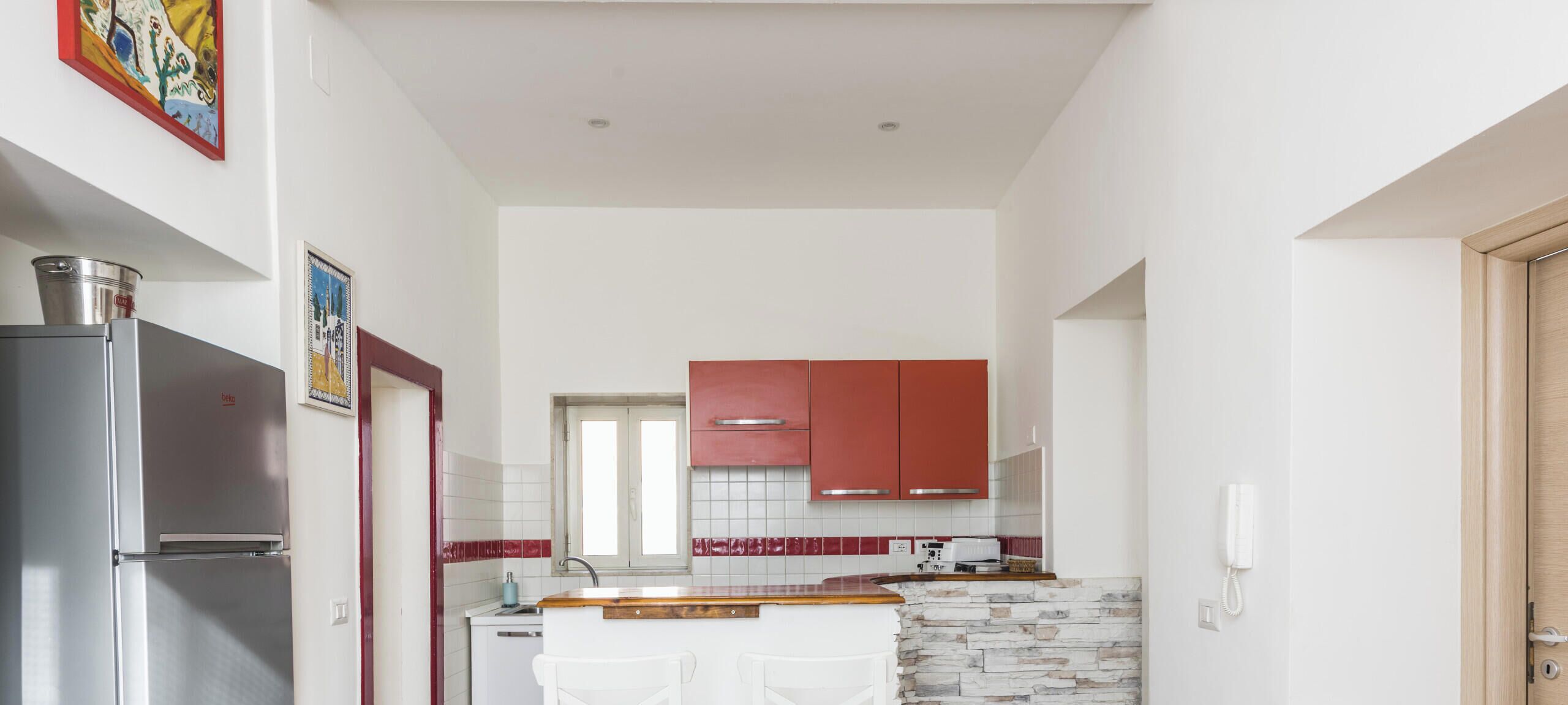 Fridge, oven, stovetop, coffee/tea maker