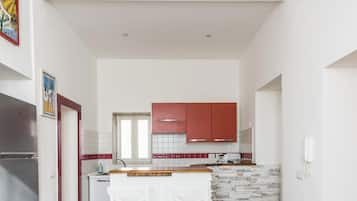 Fridge, oven, stovetop, coffee/tea maker