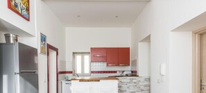 冷蔵庫、オーブン、コンロ、コーヒー / ティーメーカー