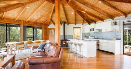 Hidden Orchard - Pet Friendly - 4 Mins Walk to Beach