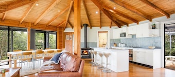 Hidden Orchard - Pet Friendly - 4 Mins Walk to Beach