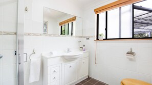 Een douche, een haardroger, handdoeken