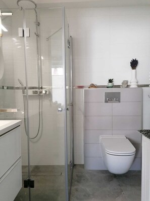 Douche, sĂšche-cheveux, serviettes fournies, savon