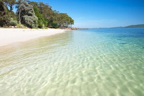 On the beach - Azzurra - Huge Elevated Deck and Glorious Water Views (Nelson Bay)